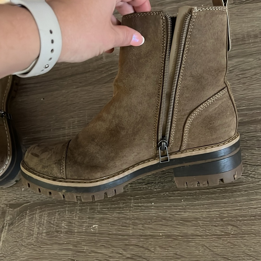 Boots - Picture 5 of 9